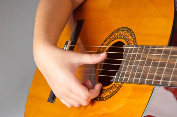 Mädchen spielt akustische Gitarre — Stockfoto