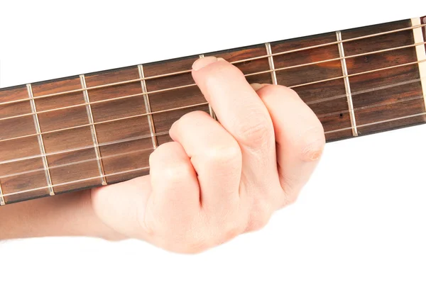 Акустическая гитара с руками исполнителя — стоковое фото