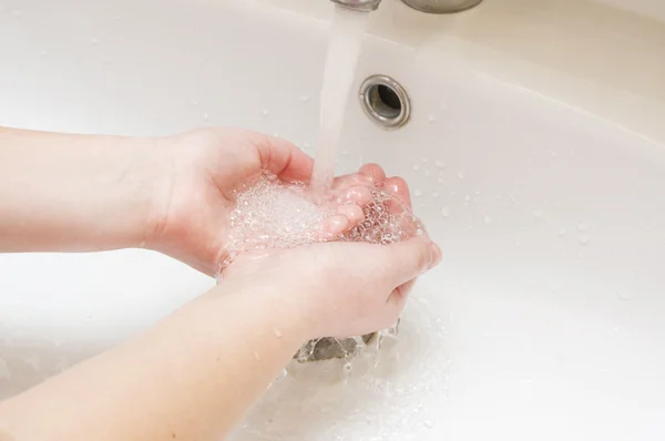 Hände unter Wasserstrahl — Stockfoto