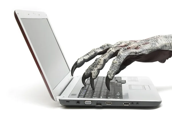 Ręce potwora jest pisanie na komputerze — Zdjęcie stockowe