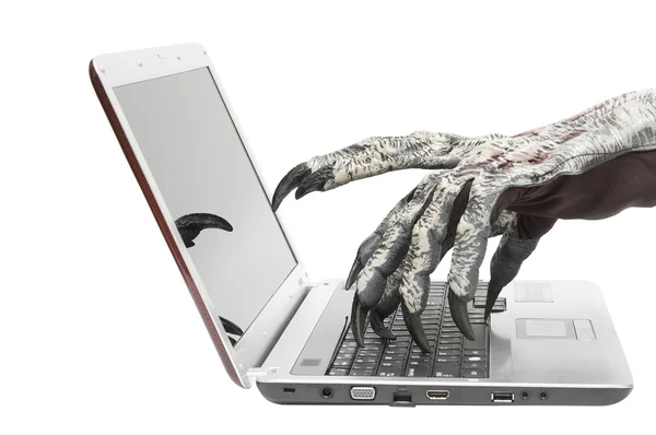 笔记本电脑键盘上打字的怪物的爪子 — 图库照片