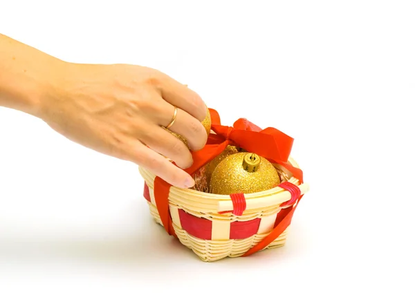 Cartão de Natal.Mão tomando uma esfera — Fotografia de Stock