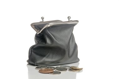 Siyah çanta ve beyaz arka plan üzerinde paralar