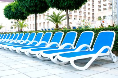 şezlonglar doğrultusunda