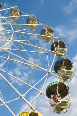 Mavi gökyüzünde dönme dolap