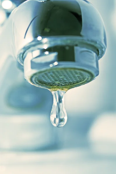 Wasserhahn und fallender Tropfen — Stockfoto