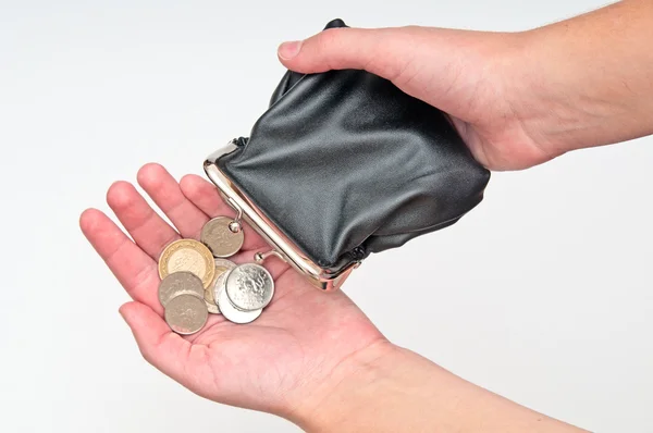 Mãos segurando bolsa e poucas moedas — Fotografia de Stock