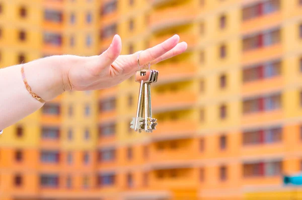 Ręka trzyma klucze domu — Zdjęcie stockowe