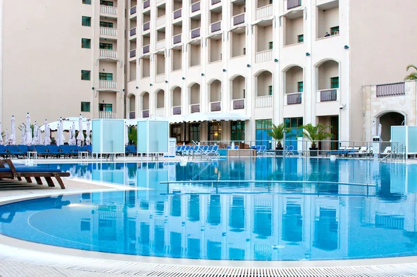 Современный отель с бассейном — стоковое фото