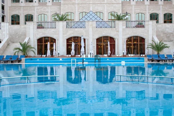 Poolen på luxury inn — Stockfoto