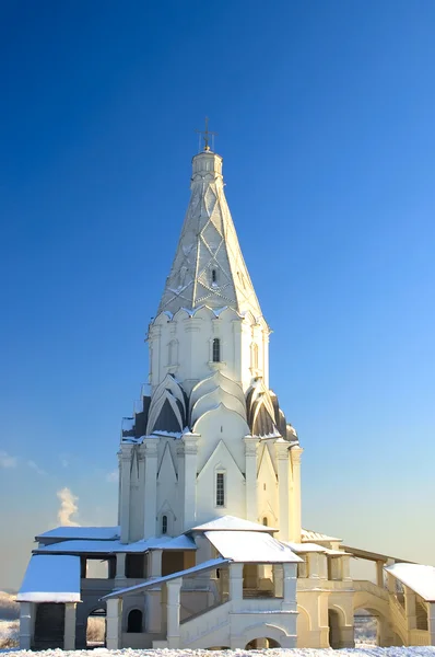 Alte Kapelle vor blauem Himmel — Stockfoto