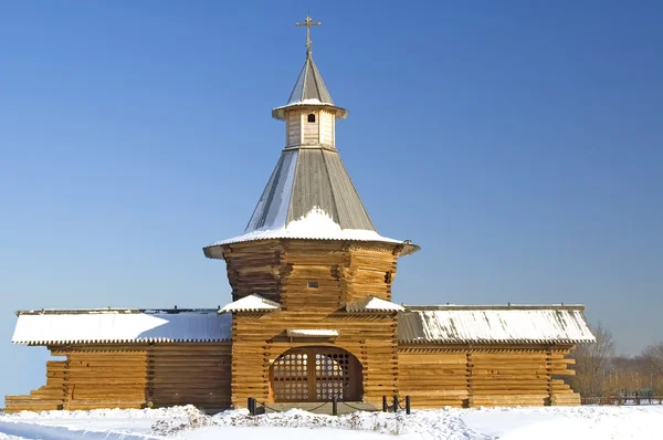 Winterdenkmal mit hölzerner Kapelle — Stockfoto