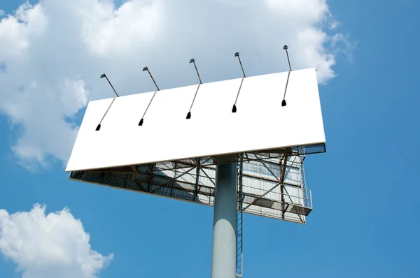 Banner på blå himmel bakgrund — Stockfoto