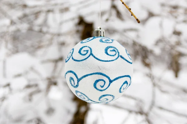 Weihnachtskugel im Winterwald — Stockfoto