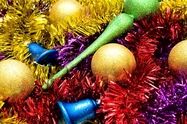 Weihnachtskarte.Kugeln, Glocken und Lametta. — Stockfoto