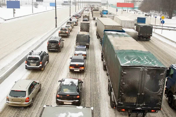 Kışın trafik sıkışıklığı