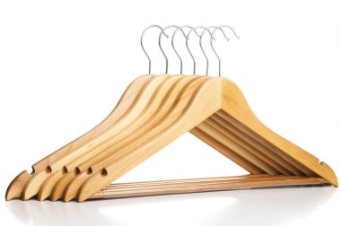 Beyaz arka planda satır askıları