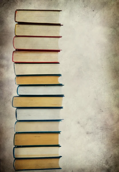 Куча книг на гранж-фоне — стоковое фото