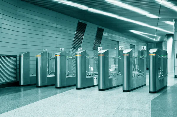 Torniquetes de metal en el metro — Foto de Stock