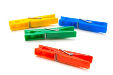 beyaz zemin üzerinde dört adet çok renkli clothespins