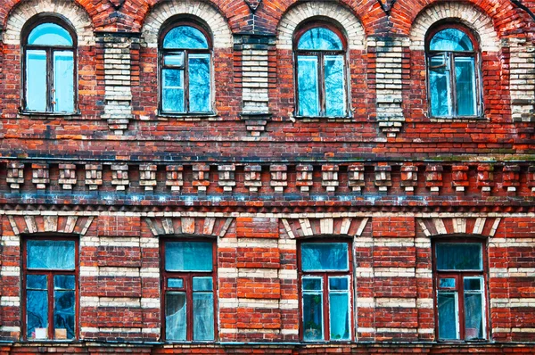 Viejo edificio de ladrillo con ventanas — Foto de Stock