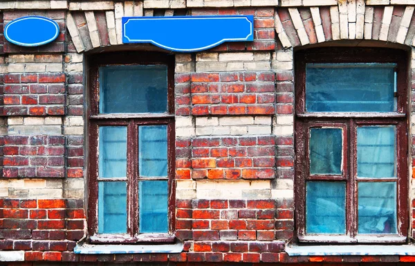 Fachada de ladrillo grunge con ventanas — Foto de Stock