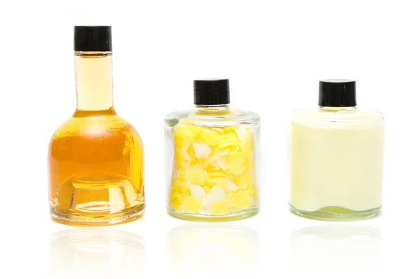 Garrafas de óleo de spa e sal sobre fundo branco — Fotografia de Stock