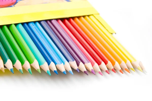 Цветные карандаши в коробке крупным планом — стоковое фото