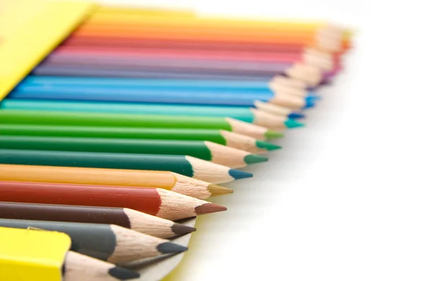 Crayons de couleur en boîte sur fond blanc — Photo