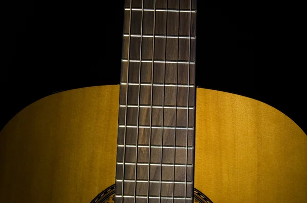 Primer plano de guitarra sobre fondo negro — Foto de Stock