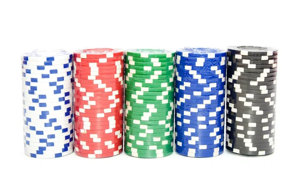 Стек фишек для покера на белом фоне — стоковое фото