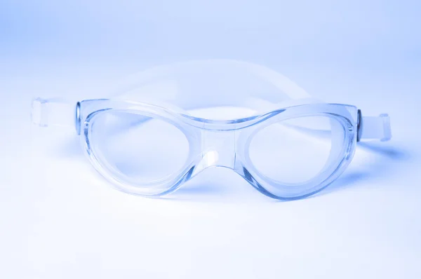 파란색 배경에 수영 안경 — 스톡 사진