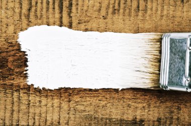 ahşap zemin üzerinde beyaz boya darbe ile boya fırçası 