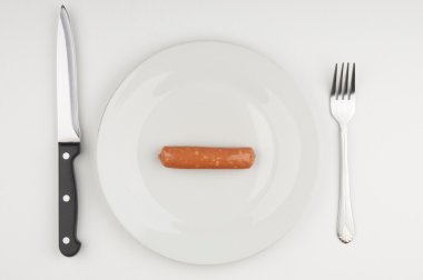 bıçak, çatal ve sosis ile plaka