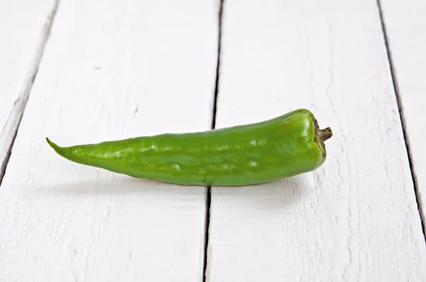 Groene peper op houten achtergrond — Stockfoto