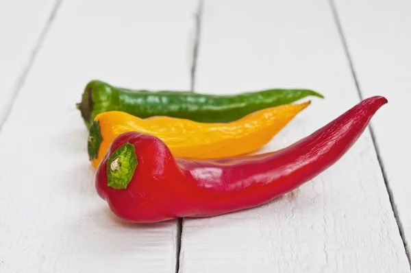 Drie gekleurde pepers close-up — Stockfoto