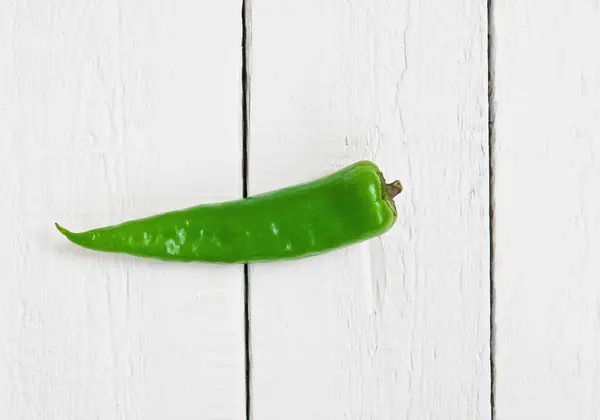 Groene peper op houten achtergrond — Stockfoto