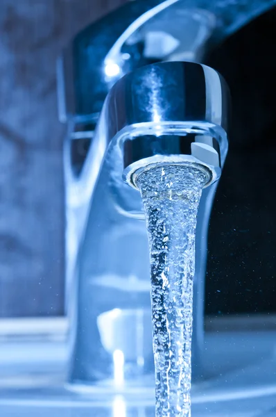 Vatten som rinner från kran — Stockfoto