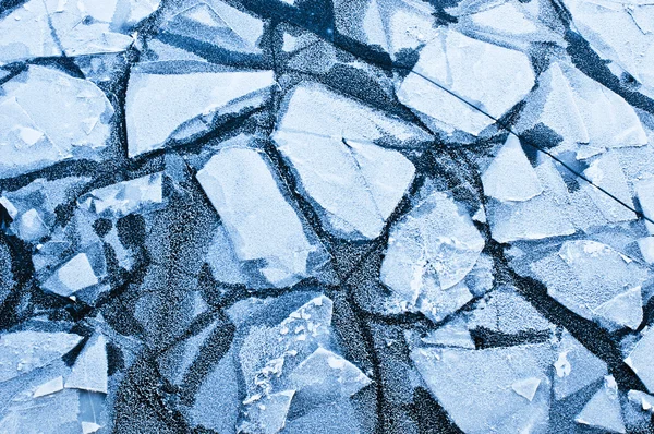 Расколотый лед на реке — стоковое фото