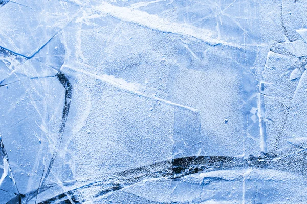 在冰冻的河面上的蓝色冰 — 图库照片