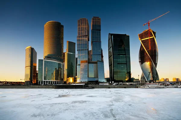 Uitzicht over downtown Moskou stad met bevroren rivier — Stockfoto