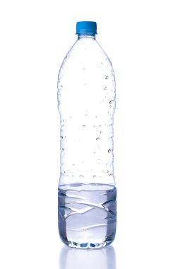 Beyaz arka planda bir şişe su