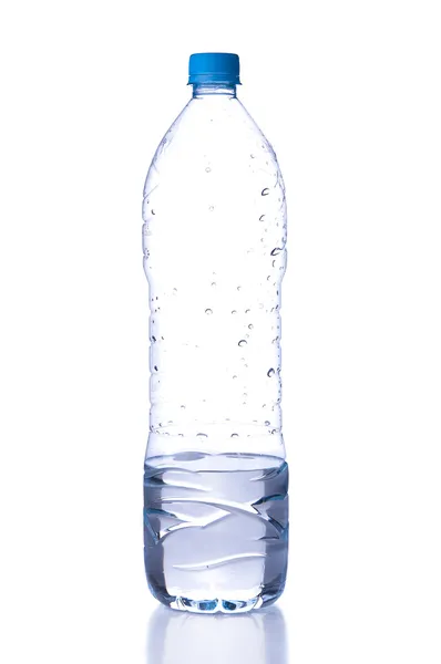 Beyaz arka planda bir şişe su — Stok fotoğraf