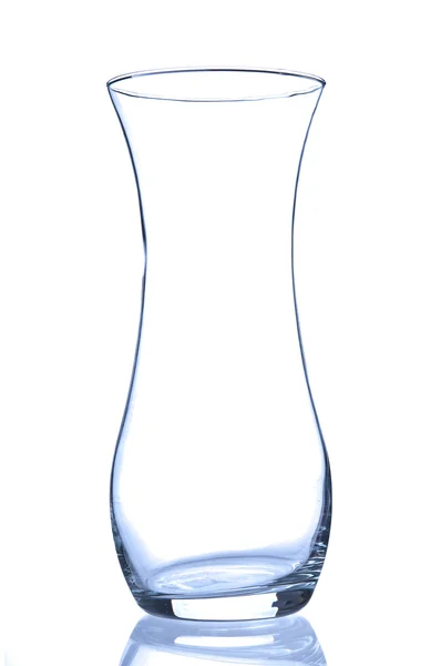 Beyaz arkaplanda boş cam vazo