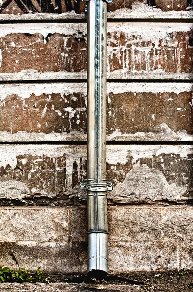 Grunge duvar downspout — Stok fotoğraf