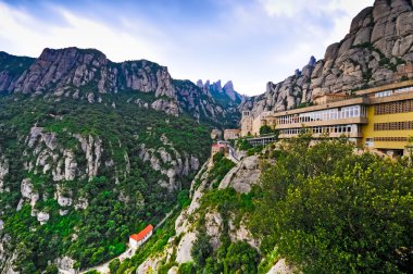 Montserrat Dağları ve Manastır