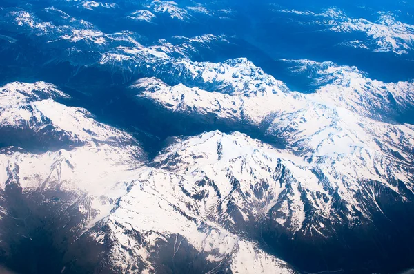 Vue sur les montagnes depuis l'avion — Photo