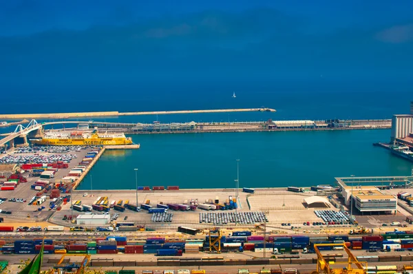 Barcelona, Spanien - 10. Juni 2014: Blick auf den Containerhafen — Stockfoto