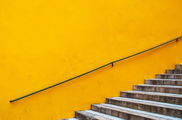 Pared amarilla y escaleras — Foto de Stock