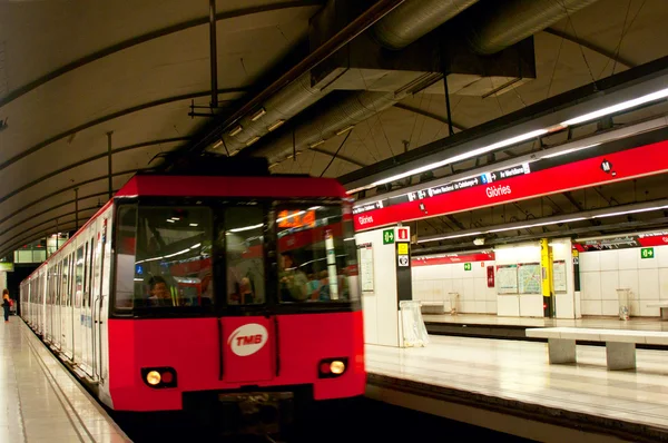 Барселона, Іспанія - 16 червня 2014 року: внутрішнє оздоблення станція метро Глорі — стокове фото